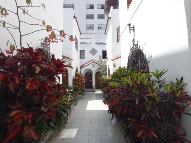 Se alquila casa de pisos azotea dentro de condominio en miraflores