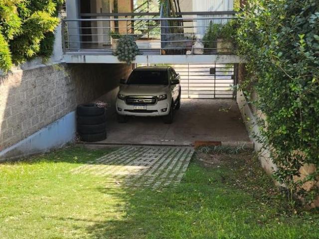 Se alquila casa de tres dormitorios en B. Chateau