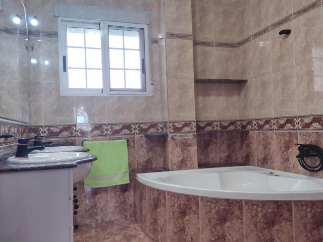 ¡Se alquila casa en planta alta reformada en Llano de Brujas!