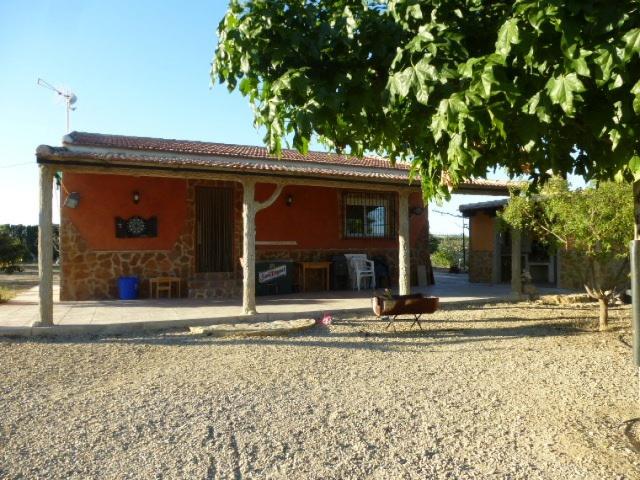 SE ALQUILA CASA PARA VERANO CON TERRENO Y PISCINA
