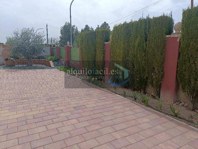 SE ALQUILA CHALET EN CARRETERA DE JAEN POR 2000€ | 2.000 €, 150 m²
