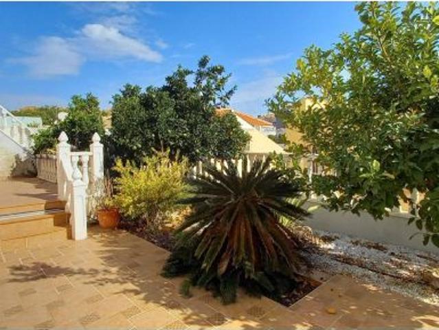 SE ALQUILA CHALET POR LARGO TIEMPO DE 3 DORMITORIOS Y 2 BAÑOS EN VILLA MARTIN ORIHUELA COSTA