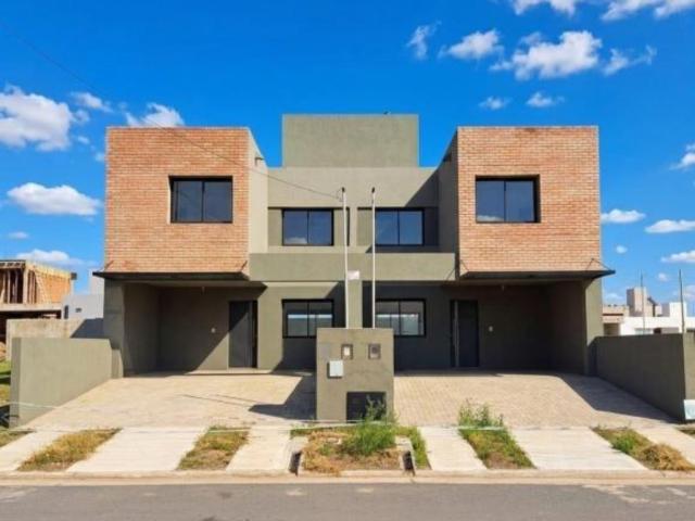 SE ALQUILA DUPLEX DE 3 DORMITORIOS EN RINCONES DE MANANTIALES