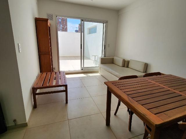 SE ALQUILA DEPARTAMENTO CON PATIO EN GUEMES ? 50m?