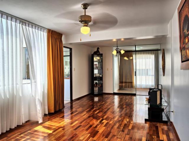 Se alquila departamento en Miraflores, Lima, con un área de 100 m2