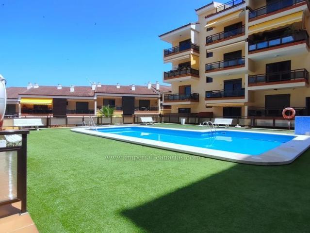 Se alquila en demandada zona de Puerto de La Cruz, confortable apartamiento de un dormitorio, jardín y terraza privada, complejo residencial con piscina