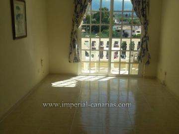 Se alquila en Puerto de La Cruz, en San Antonio, piso de dos dormitorios, balcón con vistas y garaje
