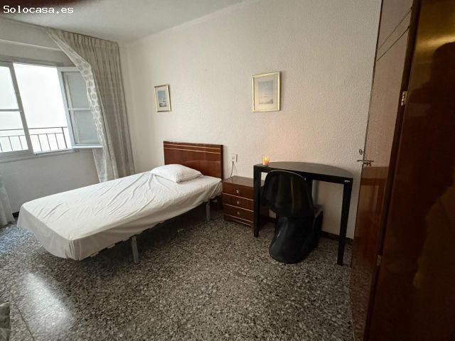 Se alquila este piso con 5 habitaciones en edificio con ascensor en zona sector Quinto!
