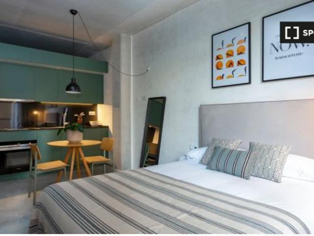 Se alquila estudio amueblado en Co living en Diputació 453