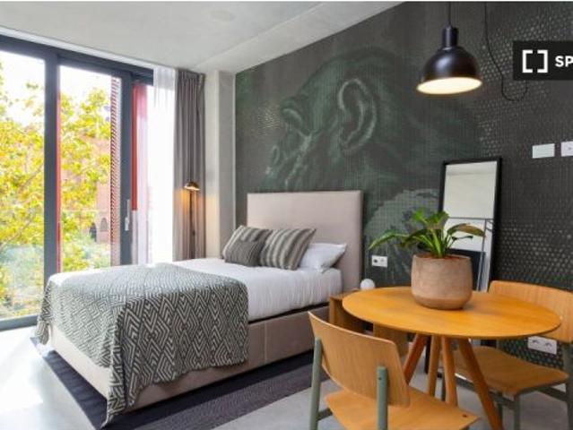 Se alquila estudio amueblado en Co living en Diputació 453