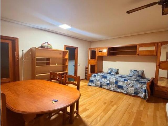 Se alquila estudio en el centro