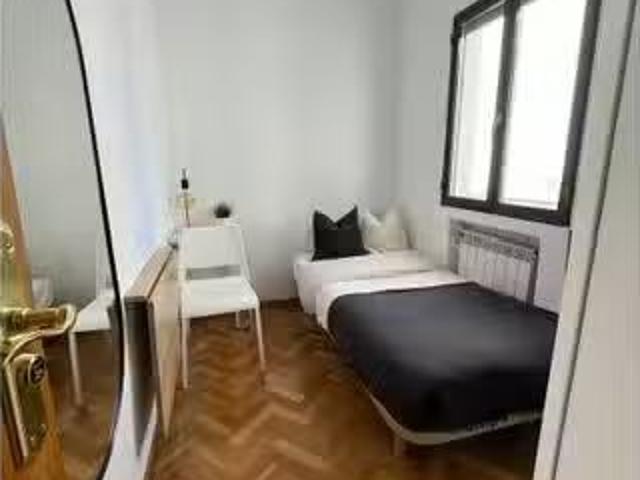 Se alquila habitación compartida en Jerónimos, Madrid