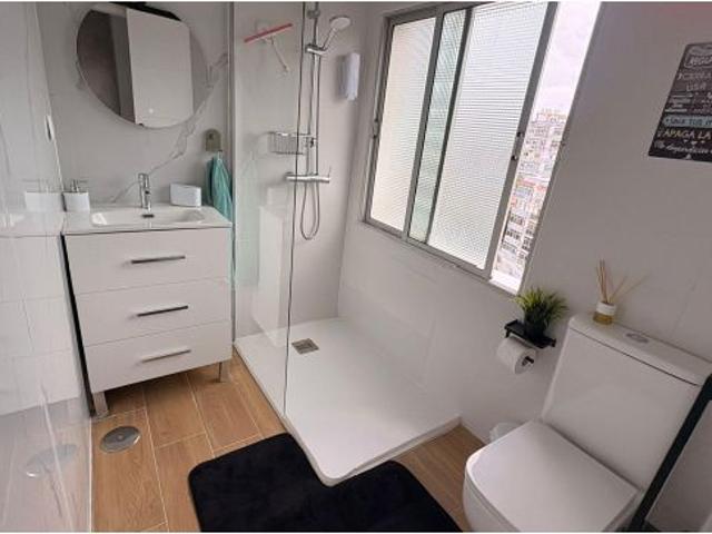 Se alquila habitación con mini cocina y baño privado en piso totalmente reformado en El Batán