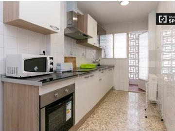 Se alquila habitación con armario empotrado en piso compartido, Ronda