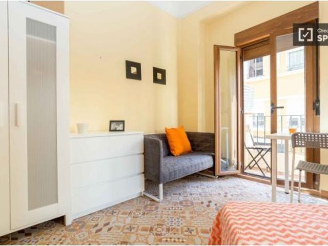 Se alquila habitación con armario independiente en piso de 5 habitaciones, Eixample