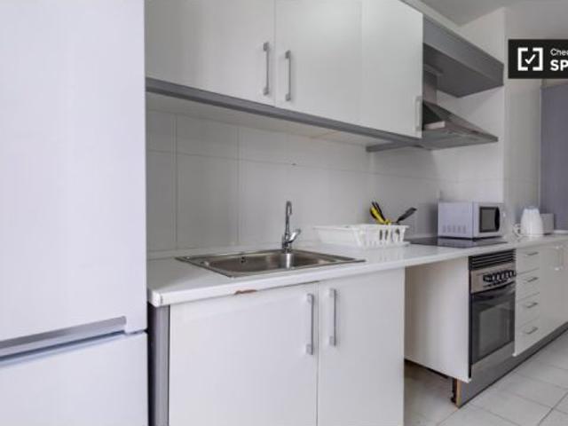 Se alquila habitación con balcón en un apartamento de 6 habitaciones en el animado barrio del Eixamp