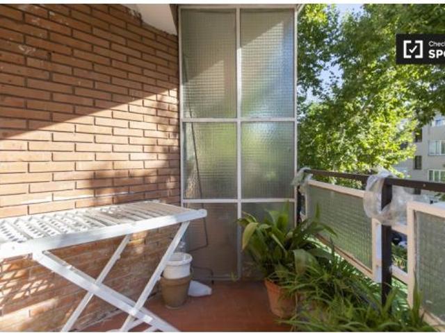 Se alquila habitación con balcón en piso de 3 dormitorios en Guindalera