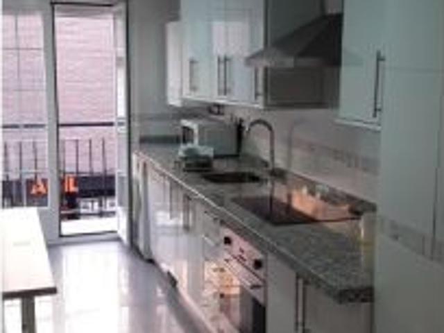 Se alquila habitación con balcón en piso de 3 habitaciones en Leganés