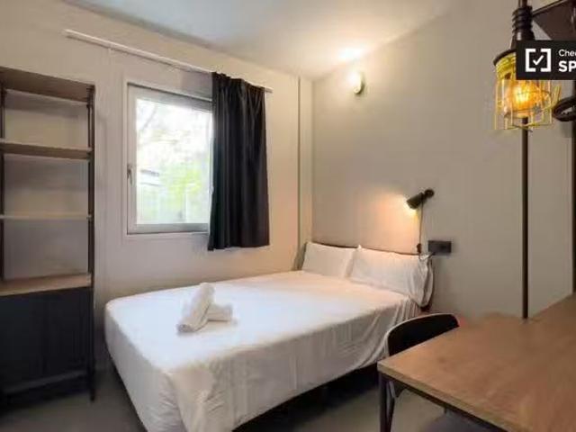 Se alquila habitación con baño en Barcelona