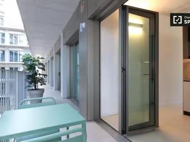 Se alquila habitación con baño en Barcelona