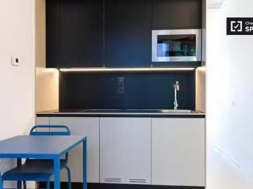 Se alquila habitación con baño en Barcelona