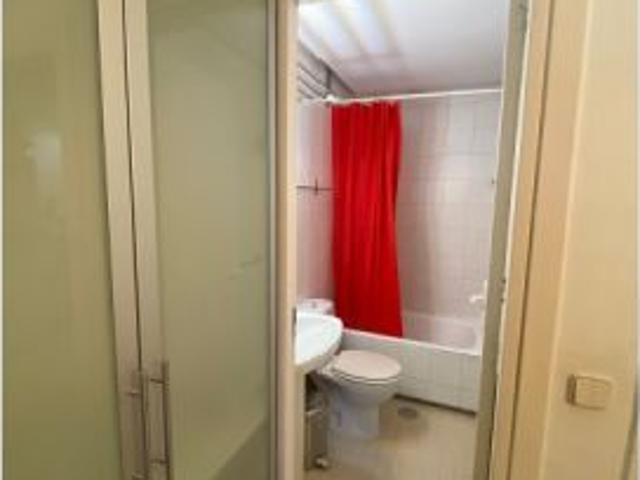Se alquila habitación con baño privado en piso de 4 habitaciones en Costillares