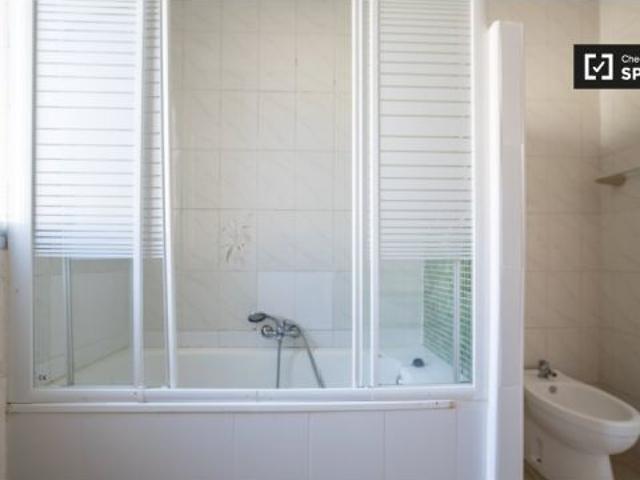 Se alquila habitación con cama doble en piso de 5 habitaciones en Valencia