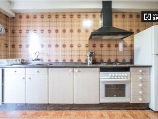 Se alquila habitación con cama matrimonial en apartamento de 4 habitaciones