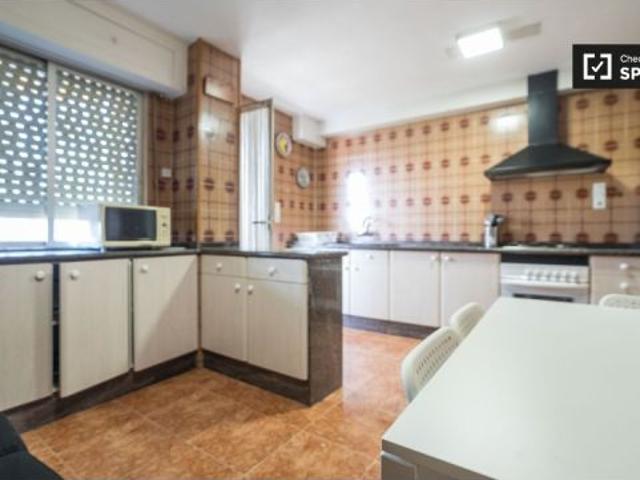 Se alquila habitación con cama matrimonial en apartamento de 4 habitaciones