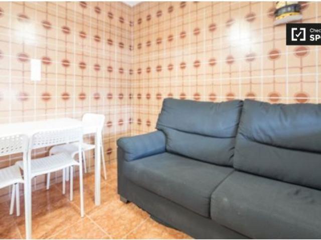 Se alquila habitación con cama matrimonial en apartamento de 4 habitaciones