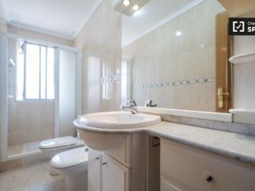 Se alquila habitación con cama matrimonial en apartamento de 4 habitaciones