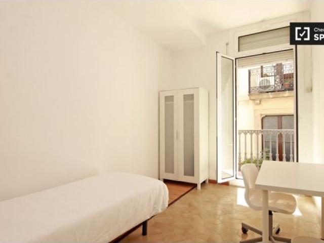 Se alquila habitación con escritorio en un apartamento de 8 dormitorios, Barri Gòtic