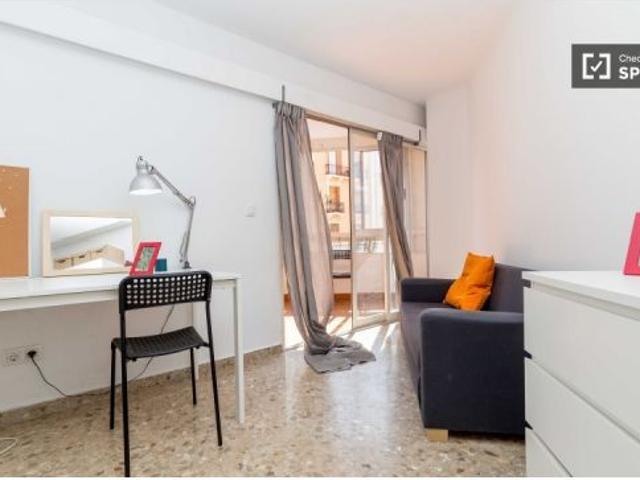 Se alquila habitación con ventana con vista a la calle en piso compartido, Extramurs