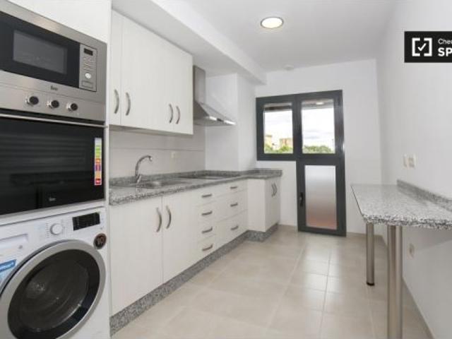 Se alquila habitación amueblada en apartamento de 3 dormitorios en Prado