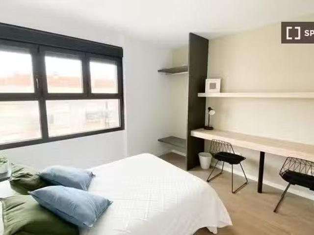 Se alquila habitación amueblada en Salamanca