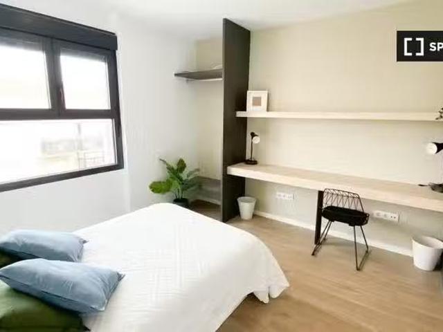 Se alquila habitación amueblada en Salamanca