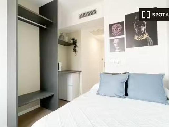 Se alquila habitación amueblada en Salamanca