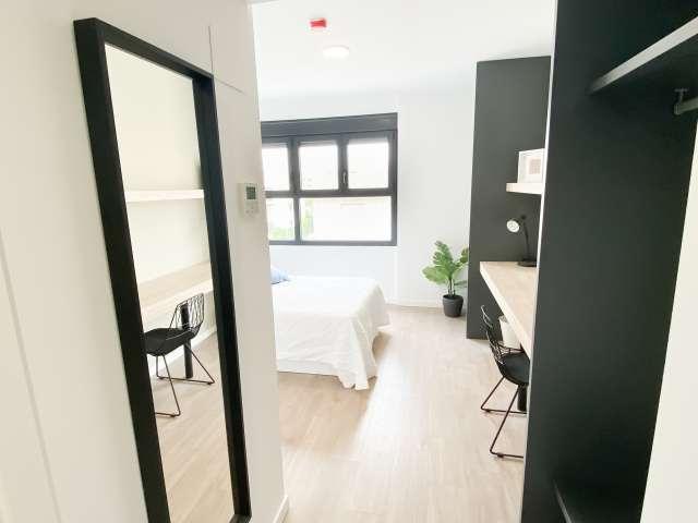Se alquila habitación amueblada en Salamanca