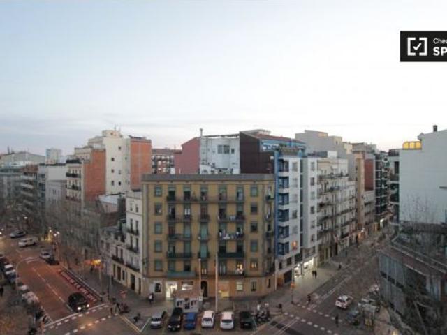 Se alquila habitación amueblada en un apartamento de 3 dormitorios en Poblenou