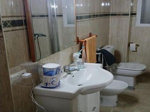 SE ALQUILA HABITACION / ASCENSOR / SUMINISTROS NO INCLUIDOS / A/A / CAROLINAS / SOLO CHICAS