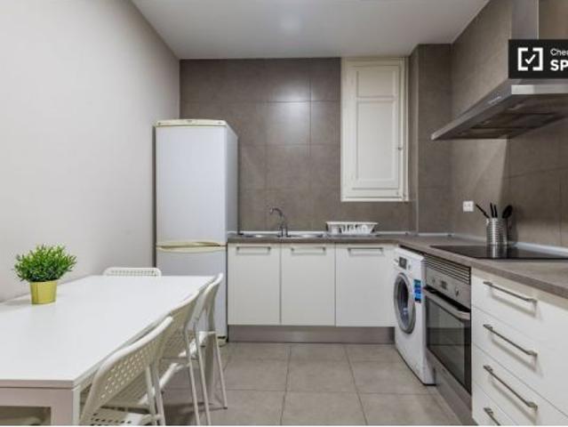 Se alquila habitación grande con cama doble en el Eixample