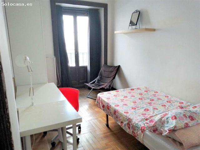 Se alquila habitación grande en apartamento de 8 dormitorios en Argüelles