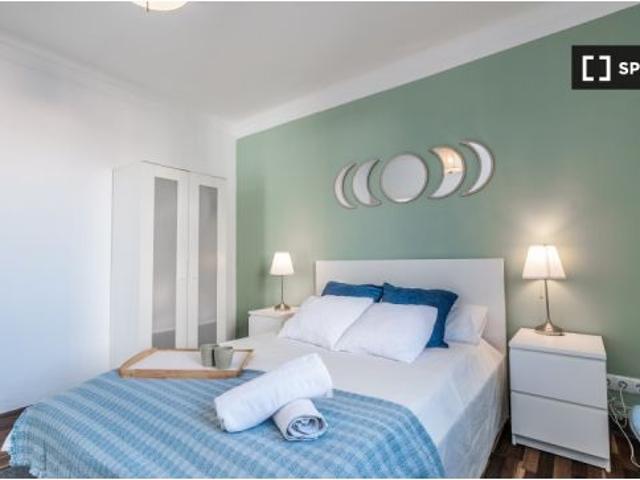 Se alquila habitación grande en piso de 13 habitaciones en Sant Gervasi