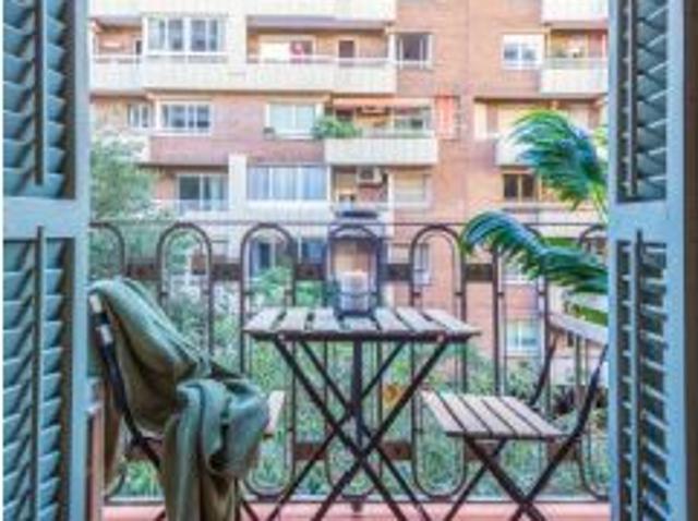 Se alquila habitación doble tranquila en piso de 4 habitaciones en L' Eixample, Barcelona
