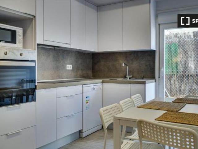 Se alquila habitación en casa de 4 dormitorios en Zaragoza