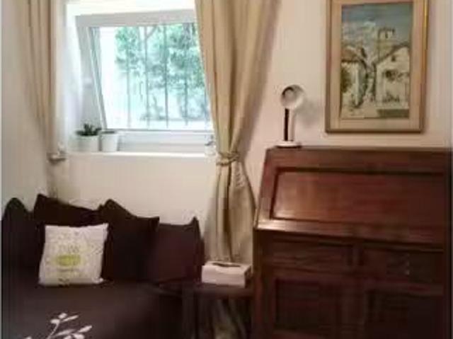 Se alquila habitación en casa de 6 dormitorios en Mirasierra.