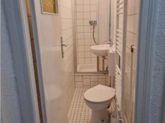 Se alquila habitación en apartamento con 2 habitaciones en Berlín
