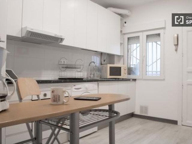 Se alquila habitación en apartamento de 3 dormitorios en Usera
