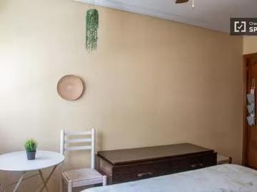 Se alquila habitación en apartamento de 3 dormitorios en Usera.