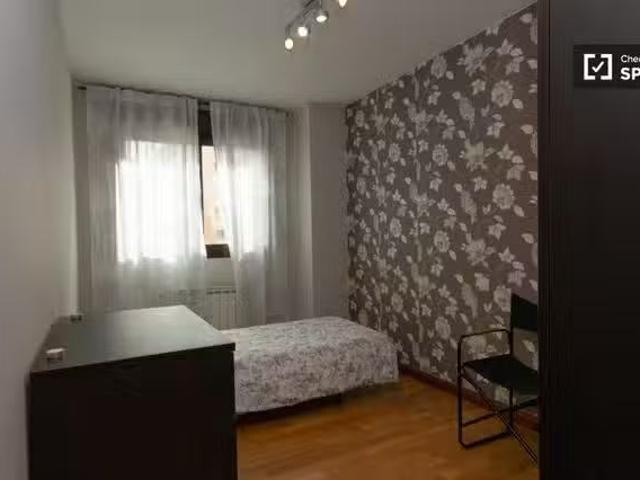Se alquila habitación en apartamento de 3 dormitorios en Vicál.